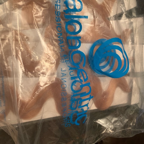 5 bundles of 20’in blonde hair extensions